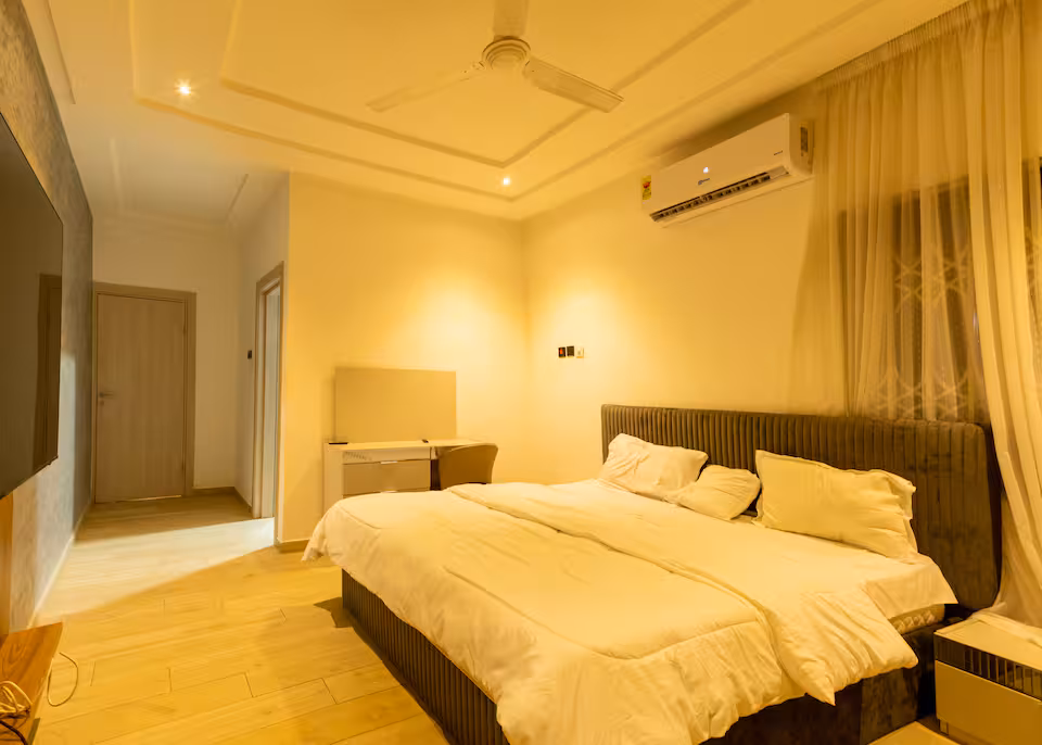 5-Bedroom Villa in Airport Hills thumbnail 3