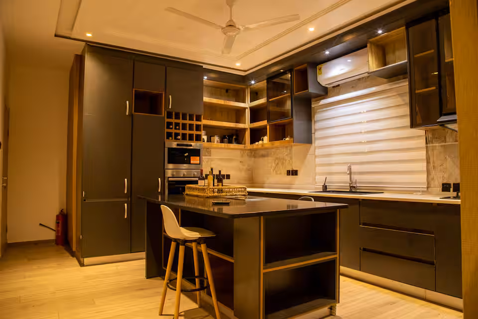 5-Bedroom Villa in Airport Hills thumbnail 2