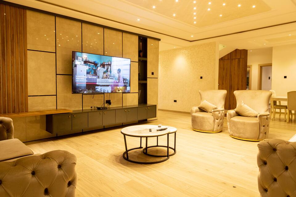 5-Bedroom Villa in Airport Hills thumbnail 4