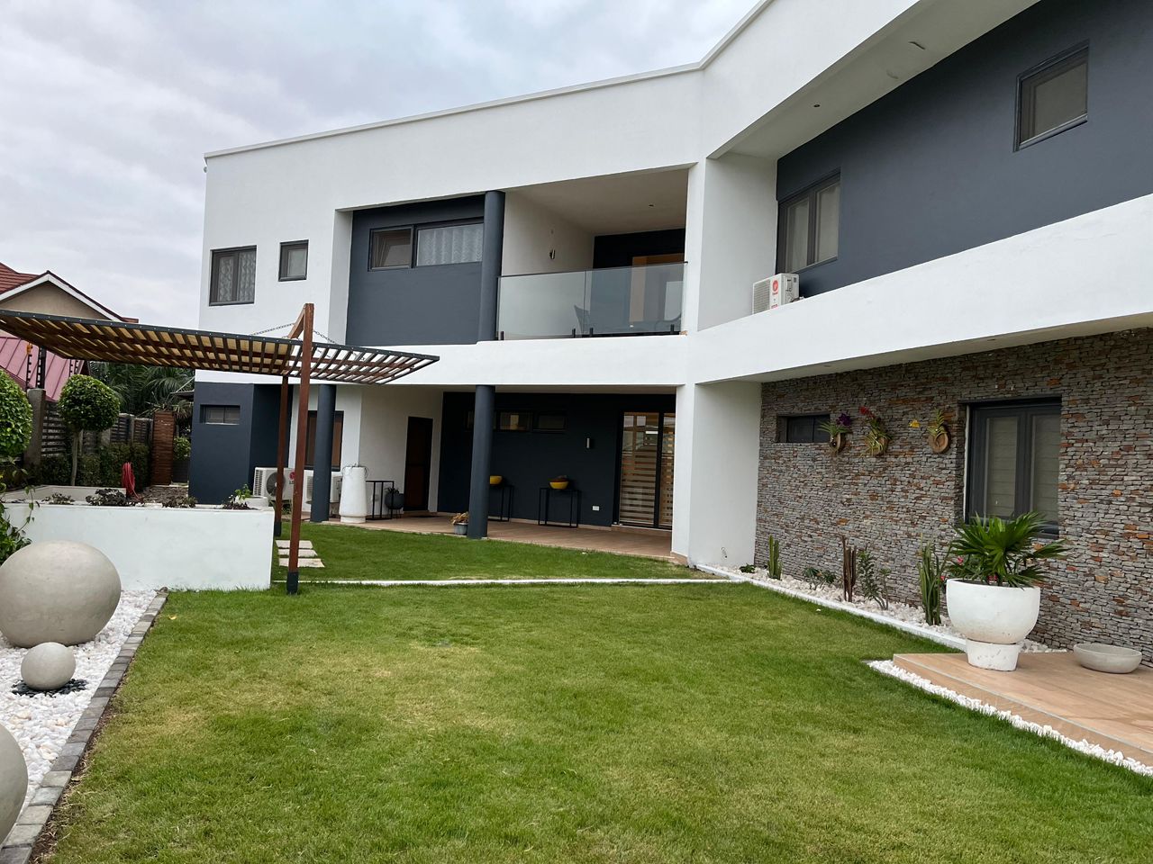 4 bedrooms ensuite with 2 bedroom boys quarters for rent at Tseaddo thumbnail 2