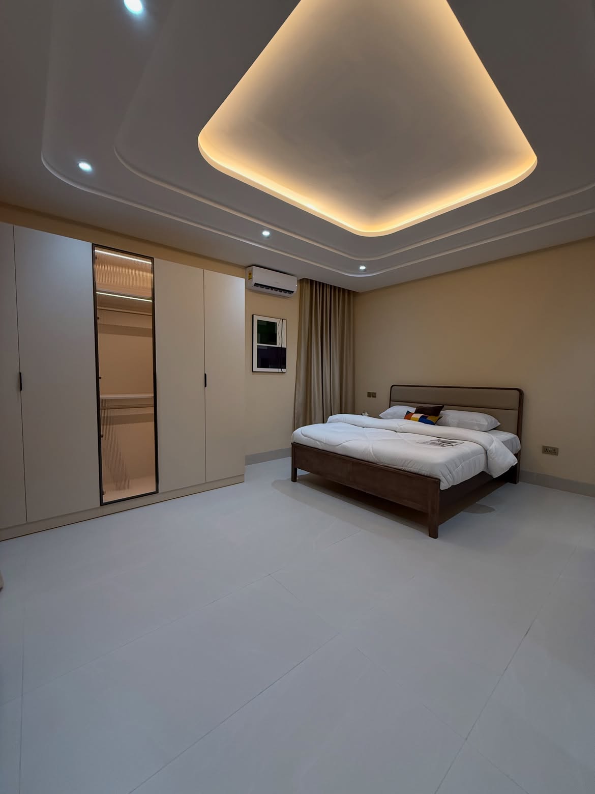 4 Bedroom Furnished House with boys quarters and pool for sale at East Legon thumbnail 12