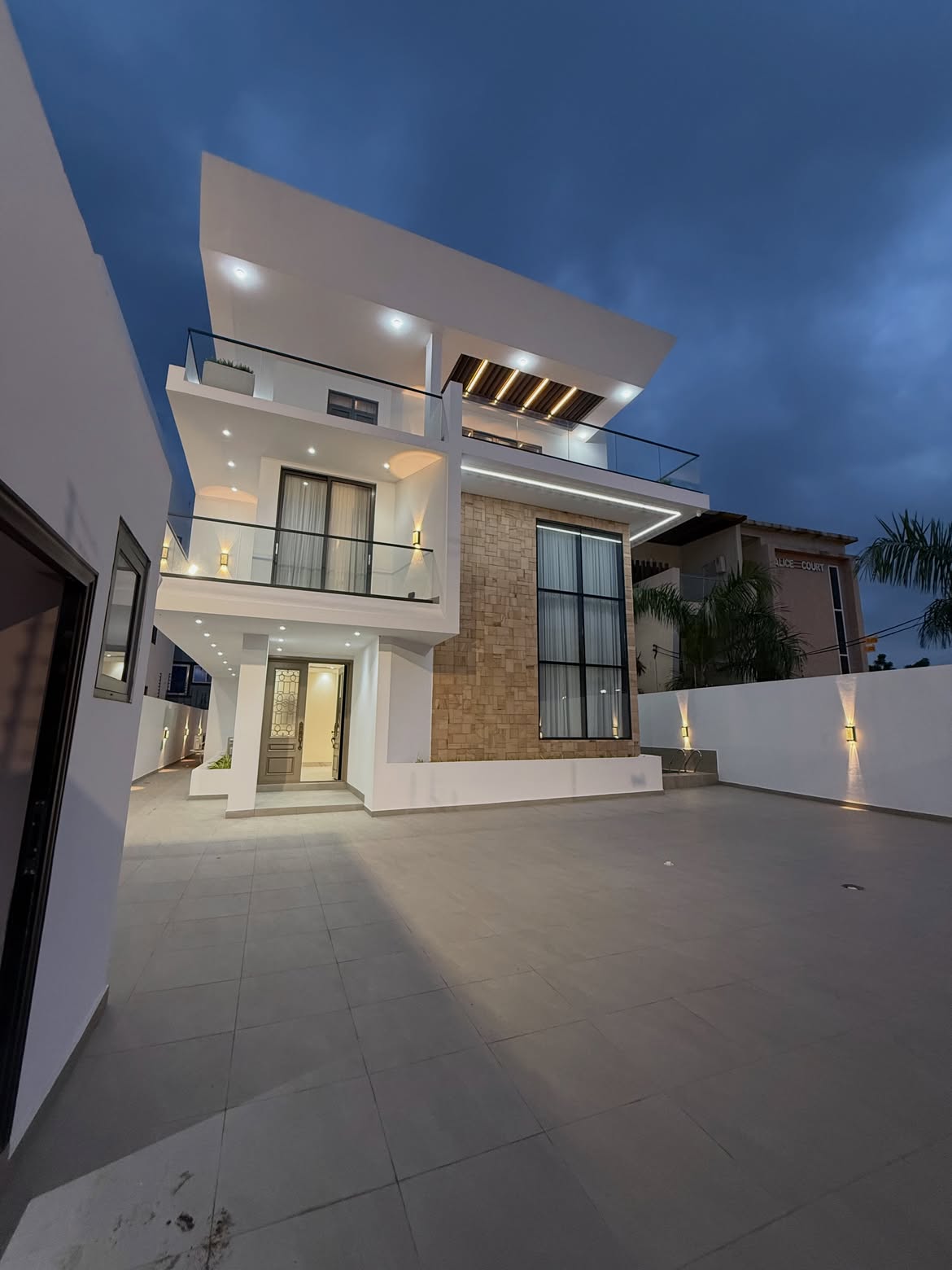 4 Bedroom Furnished House with boys quarters and pool for sale at East Legon thumbnail 16