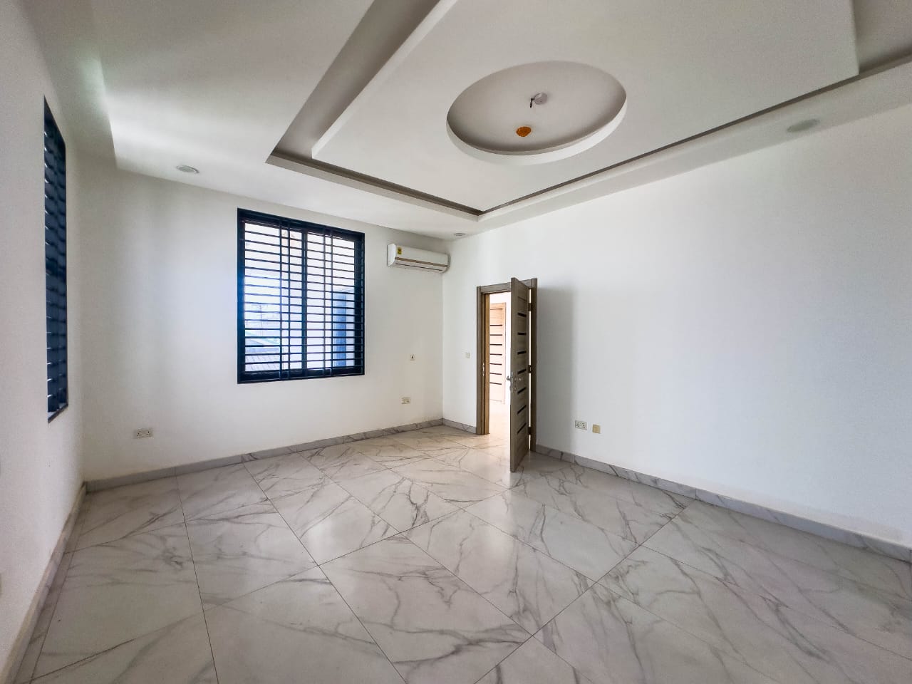 LUXURY 4-BEDROOM HOME + STAFF QUARTERS  – NMAI DZORN, ACCRA thumbnail 4