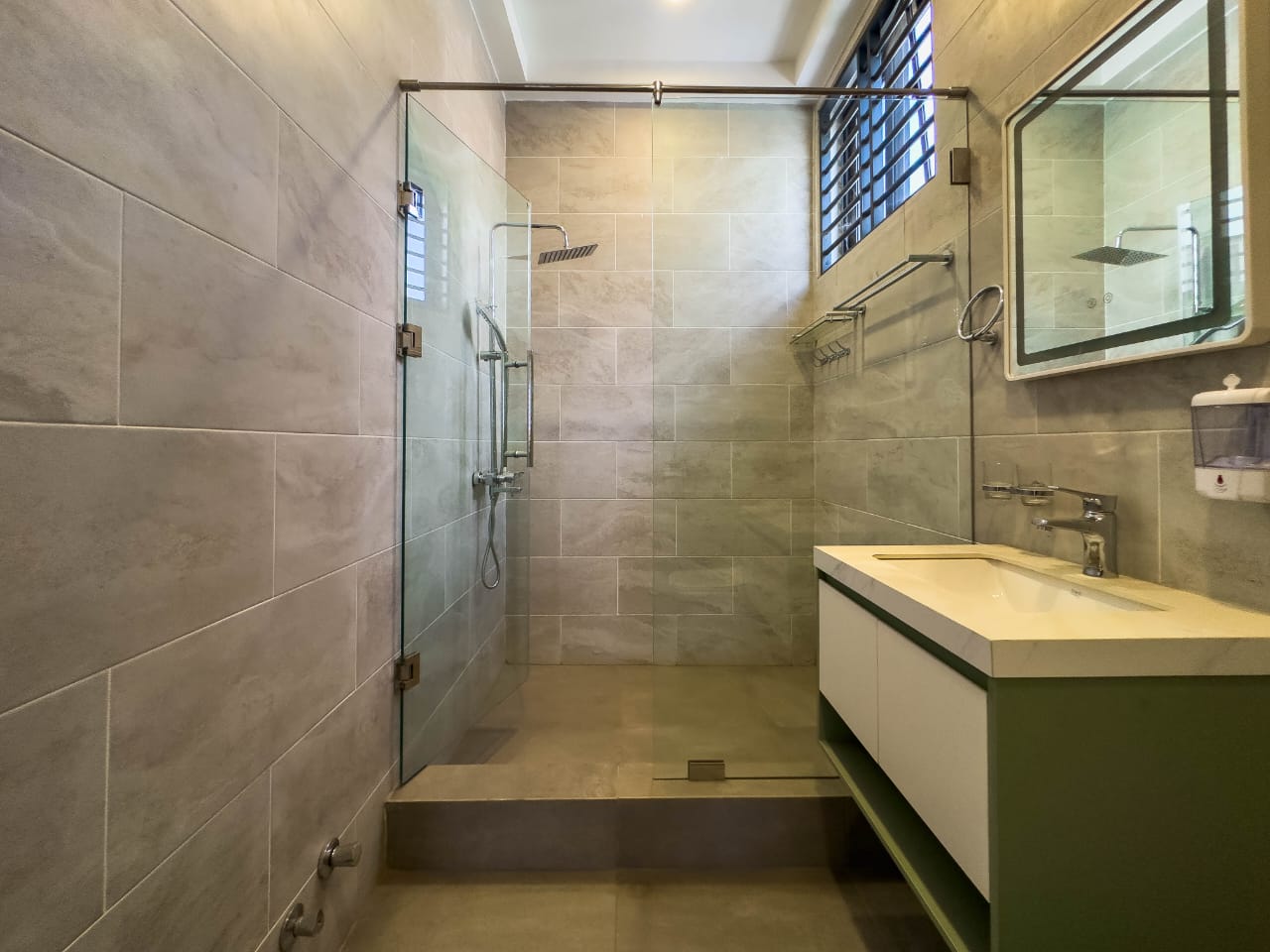 LUXURY 4-BEDROOM HOME + STAFF QUARTERS  – NMAI DZORN, ACCRA thumbnail 5